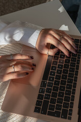 Leinwandbilder Nagelstudio Frauenhände tippen am rosa Laptop  © Juli