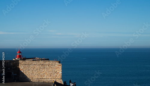 The ship sails following the lighthouse's light.배는 등대 불빛을 따라 운항합니다.