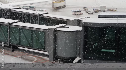 Heavy snow is falling at the airport, causing flight delays.공항에 폭설이 내려 비행기운항이 지연되고있습니다.