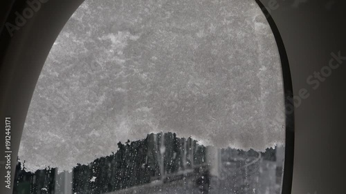 It's snowing heavily at the airport, and snow is piling up on the airplane windows.공항에 폭설이 내려서 비행기창문에 눈이 쌓입니다.