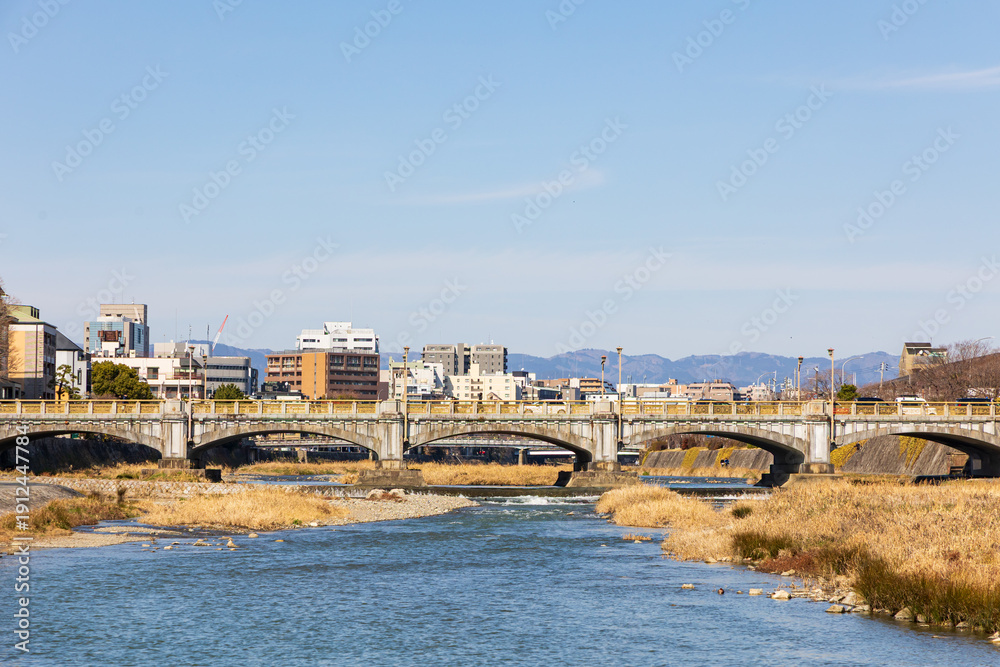 Fototapeta premium 鴨川から見た七条大橋