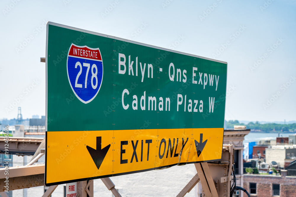 Obraz premium Brooklyn Queens Expressway sign highlighting iconic NYC bridge and transportation infrastructure
