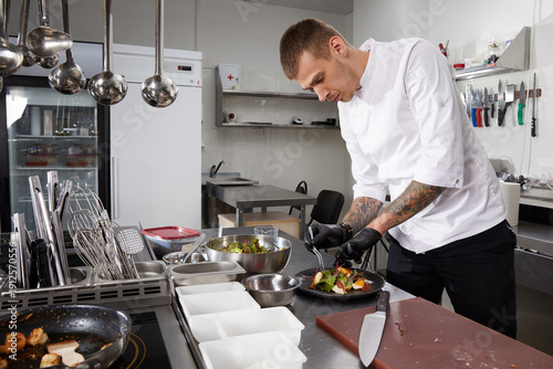 Φωτογραφία Closeup of chef hands preparing shrimp salad in a luxury restaurant kitchen