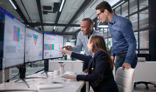 Foto Celebrating With Colleagues As Woman Monitors KPI Traffic Spike On Dashboard