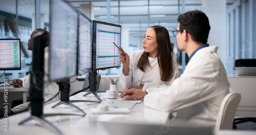 Bilde på lerret Medical Professionals Utilizing Advanced Technology To Analyze Patient Data
