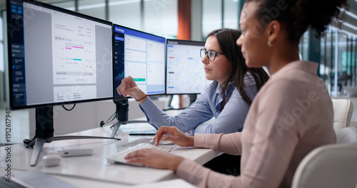 Foto Efficient Black Business Managers Using System To Calculate Invoices