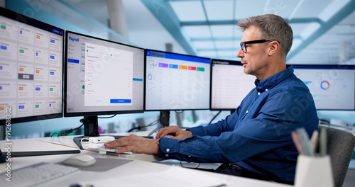 Fotografia Man Using Automatic Salary Calculation Software