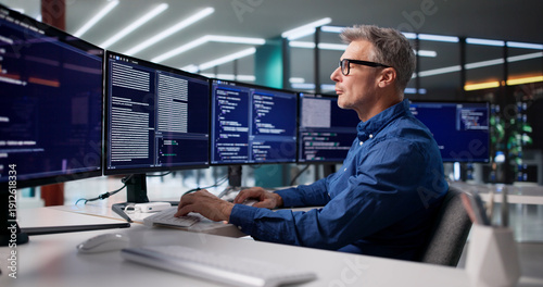 Konstfotografi Focused Programmer Develops Cyber Security Software For Business