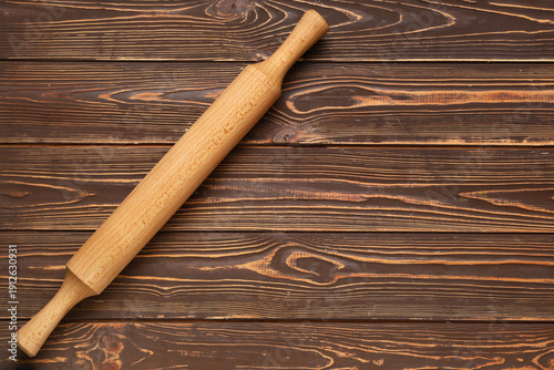 Rolling pin on wooden backg...