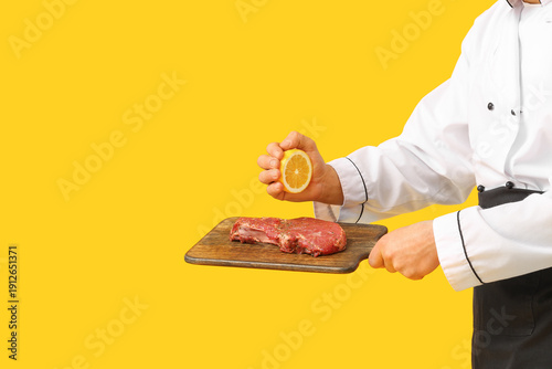 Male chef squeezing lemon o...