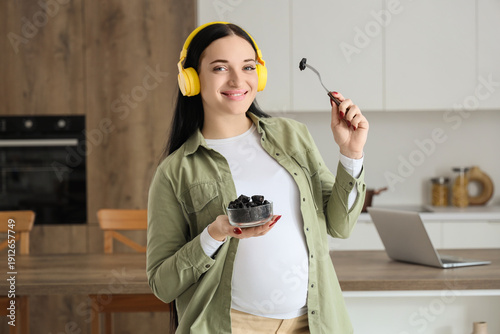 Young pregnant woman with h...