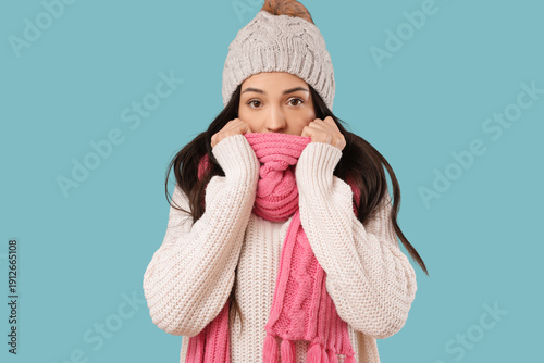 Frozen young woman in winte...