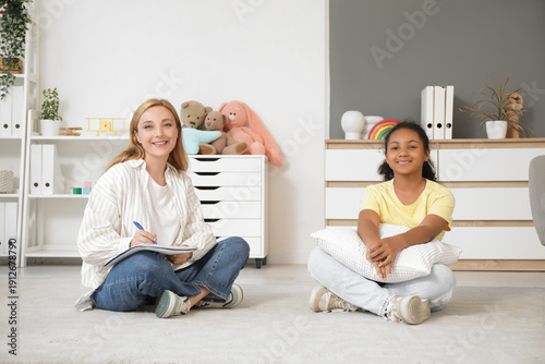 Female psychologist with Af...