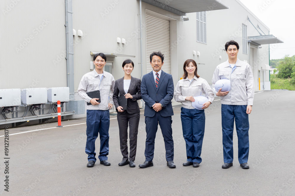 Fototapeta premium 建物の前に並ぶ会社従業員の集合社員