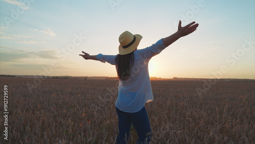Foto A Woman Embracing the Beauty of Nature at Sunset in a Golden, Serene Field of Gr