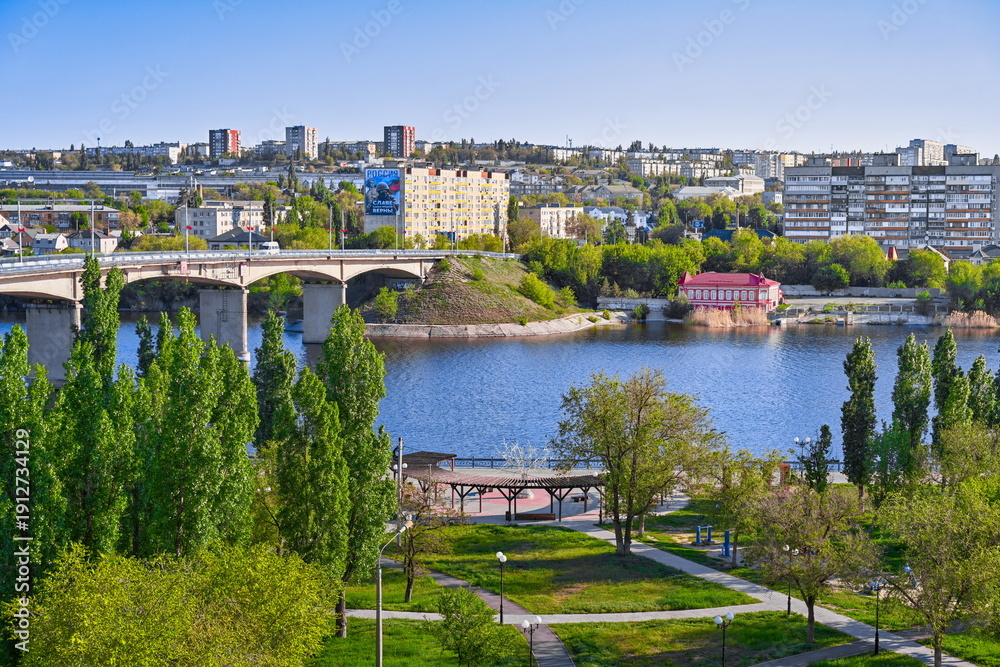 Obraz premium City park on the river embankment in Kamyshin town, Volgograd region of Russia
