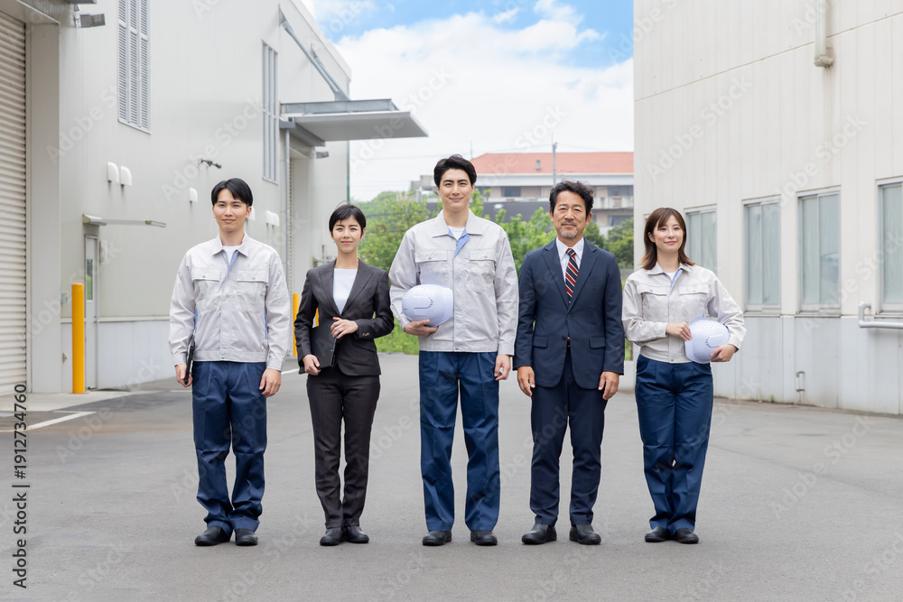Obraz premium 工場の前で並ぶ会社従業員