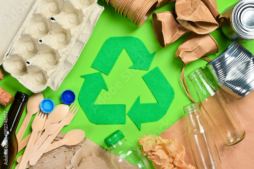 Konstfotografi Green background with recycling symbol
