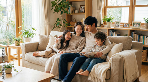 リビングでくつろぐ笑顔の家族