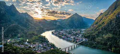 Billede på lærred Panoramic view of the resort town of Nong Khiaw town from the Som Nang Viewpoint