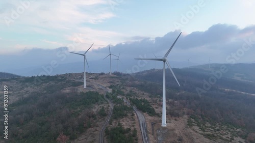 Campo eolico, ripresa aerea con drone.