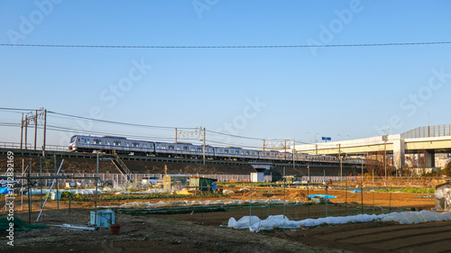 築堤を走る電車