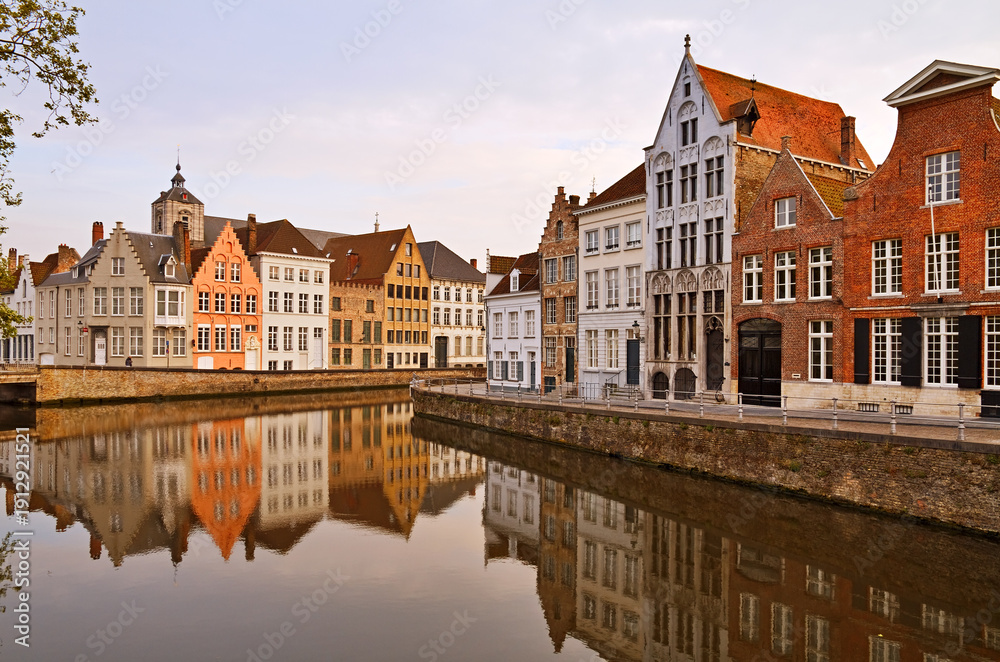 Obraz premium Calm canal streets at sunset in Bruges, Belgium.