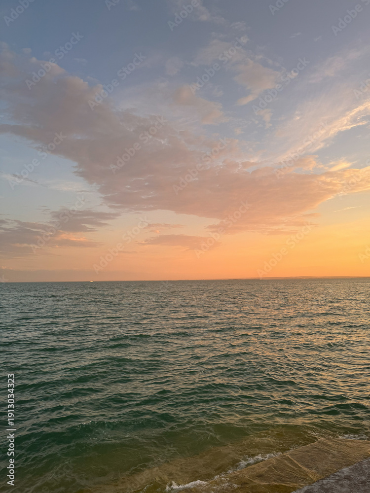 Obraz premium Water surface at sunset with warm light and reflections