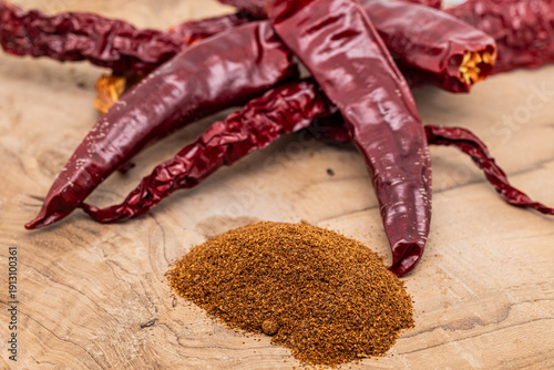 scharfe Chilischoten zu Chilipulver gemahlen