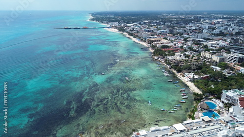 Photos Vista aérea de resort frente al mar Caribe con muelle y piscinas en destino trop