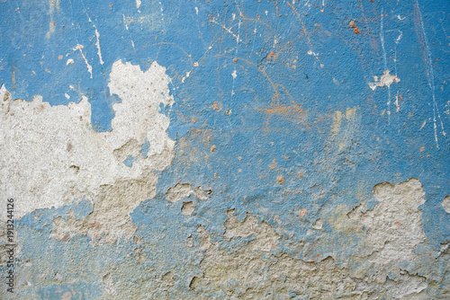 Φωτογραφία weathered blue plaster wall texture with peeling paint and exposed concrete