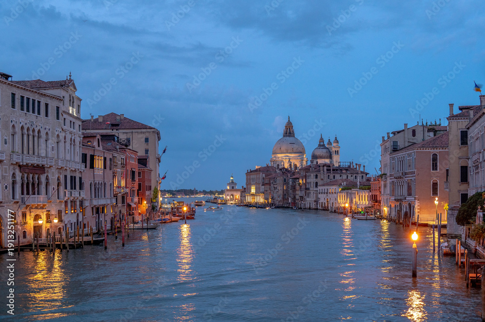 Naklejka premium Venedig - Blick von Ponte dell' Accademia auf den Canal Grande mit der Basilica Santa Maria della Salute