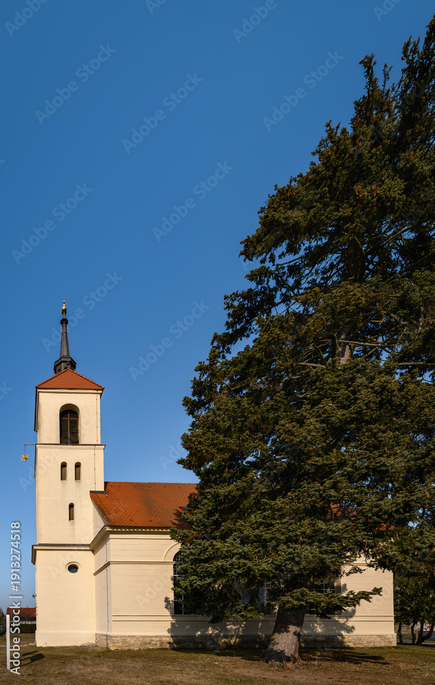 Obraz premium Denkmalgeschützte Dorfkirche Berkenbrück, Ansicht von Süden