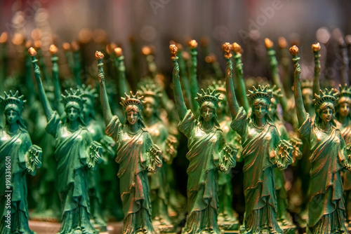 Φωτογραφία New York, USA - September 28th 2014 - Miniature statue of liberty models at a souvenir shop in Chinatown in New York City