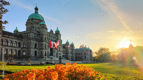 Fényképezés Historic British Columbia provincial parliament building with vibrant flowers an