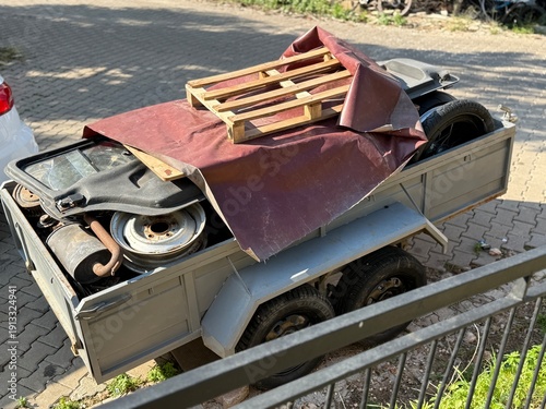 Obraz na plátně Trailer loaded with various scrap metal and wooden pallet on sunny day backgroun