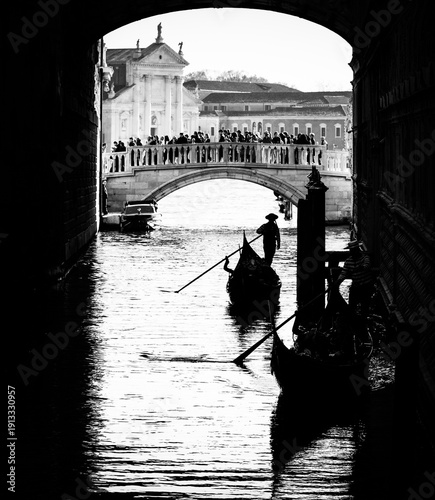 Fotografi silhouette of gondoliers on the gondola