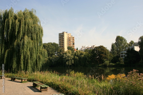 Hochhaus am See