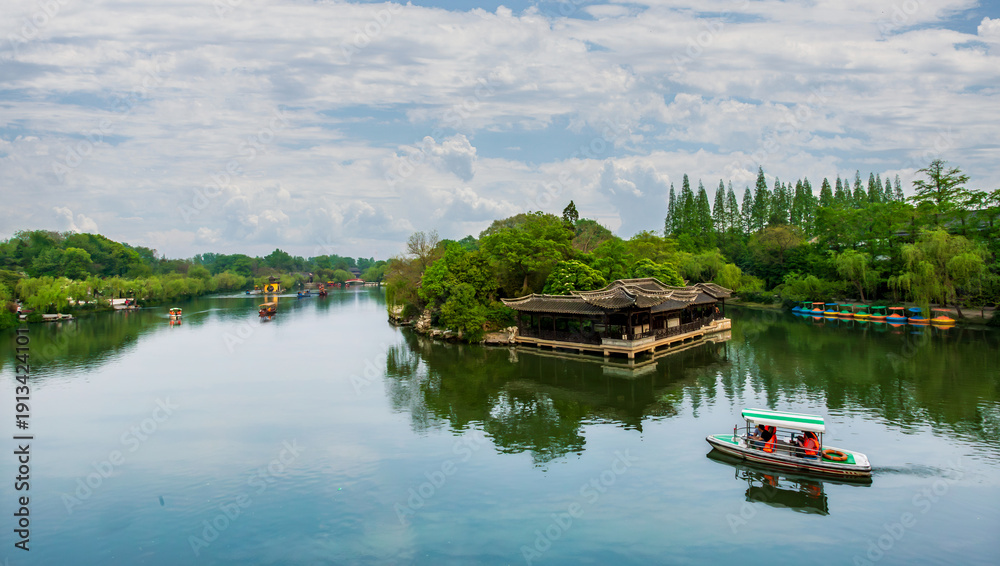 Obraz premium Serene Water Garden Scene at Slender West Lake, Featuring Traditional Pavilion and Lush Greenery