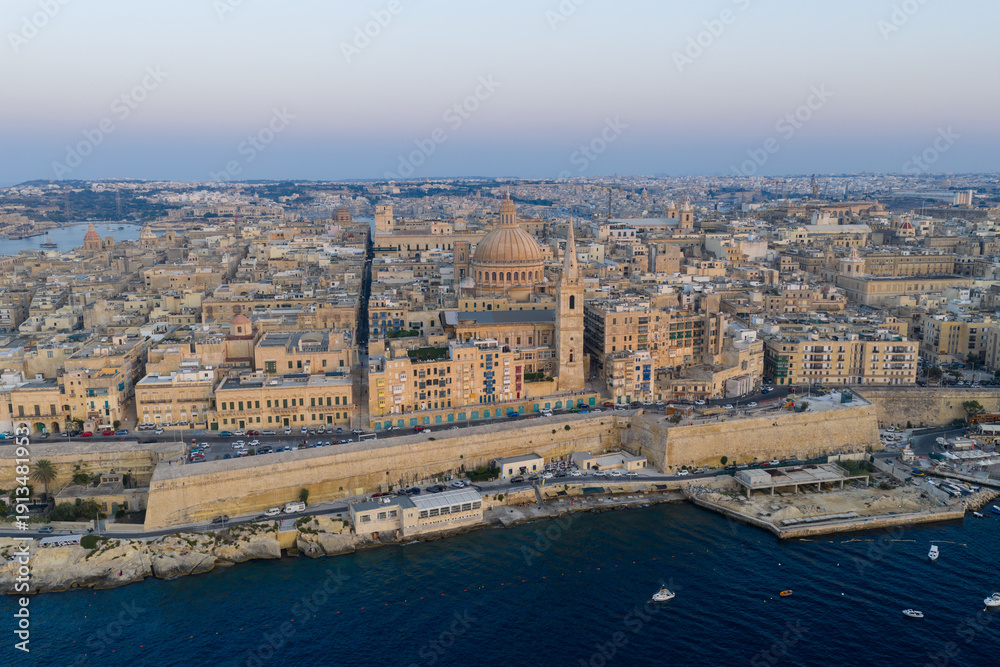 Obraz premium Aerial view of Valletta peninsula and harbor fortifications - Valletta, Malta