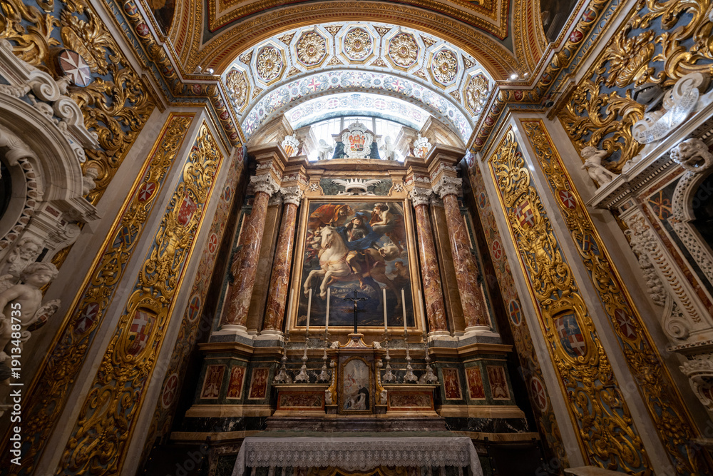 Obraz premium Baroque side chapel interior of St. Johns Co-Cathedral - Valletta, Malta