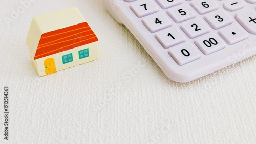 家と電卓　コピースペース