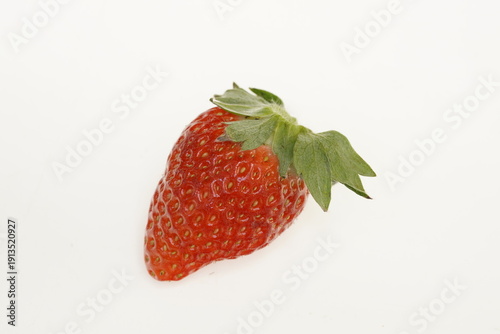 Wallpaper Mural 真っ赤ないちご ならあかり　奈良県産ブランドイチゴ Torontodigital.ca