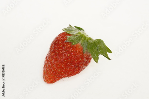 Wallpaper Mural 真っ赤ないちご ならあかり　奈良県産ブランドイチゴ Torontodigital.ca