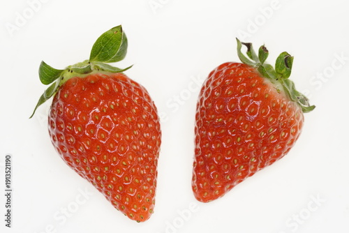 Wallpaper Mural 真っ赤ないちご ならあかり　奈良県産ブランドイチゴ Torontodigital.ca