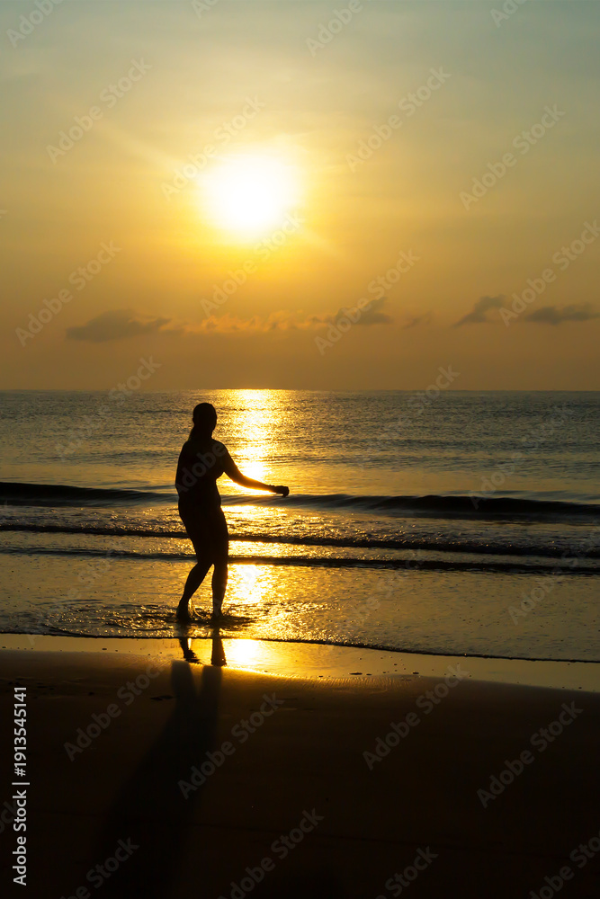 Fototapeta premium Women exercise with sunrise
