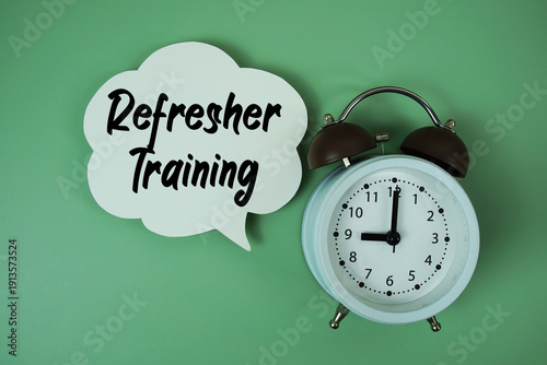 Fotografie Refresher Training text on speech bubble with alarm clock on green background