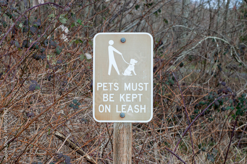 Wallpaper Mural A regulatory park sign reminding owners to keep their pets on a leash at all times. Torontodigital.ca
