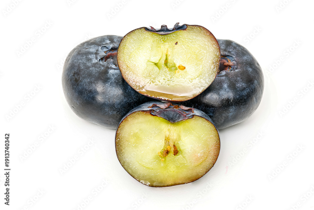 Obraz premium Ready-to-eat blueberries on a white background