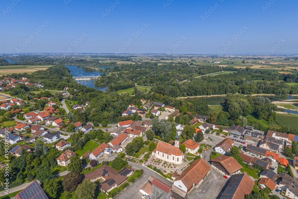 Fototapeta premium Luftbild der Gemeinde Ettling an der Isar im niederbayerischen Kreis Dingolfing-Landau